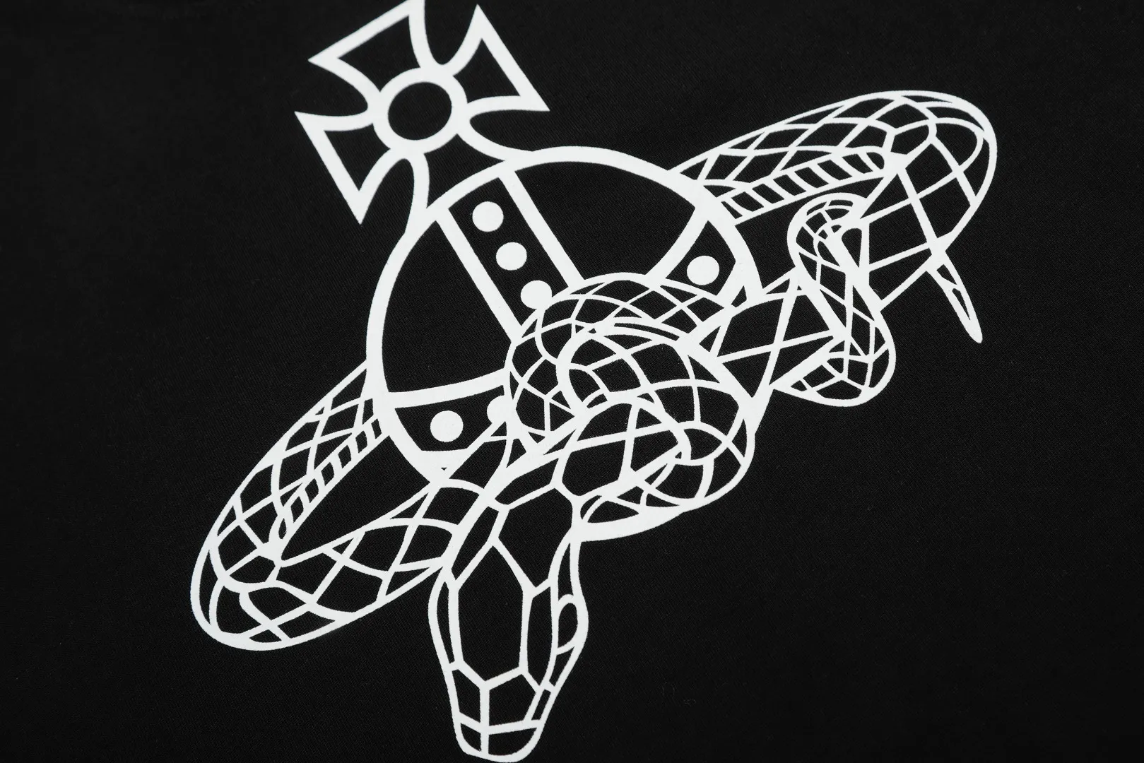 VIVI 145# "Exclusive Style" vivienne west wood The Queen Mother of the West Vivienne Saturn snake-shaped surrounding planet printed short-sleeves The new fabrics have been machine washed at high temperature + water twice. The only one in the entire network that achieves 0 shrinkage. The Solona thread is arranged. The threaded neckline does not deform. It is tight and dense. Welcome to compare. The full range of correct accessories. Every detail is completely restored and can be stretched directly. Size: XS-L